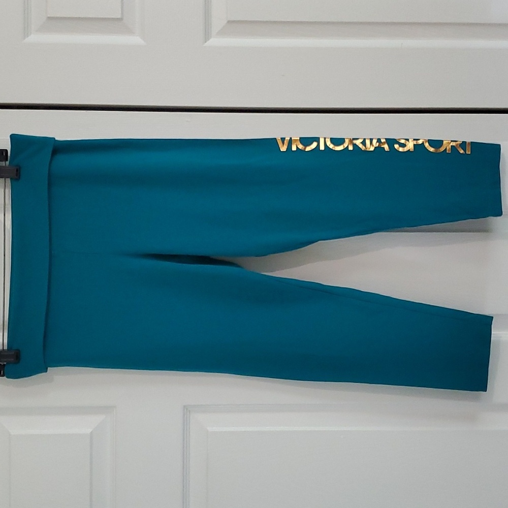 Victoria Sport capri workout pants